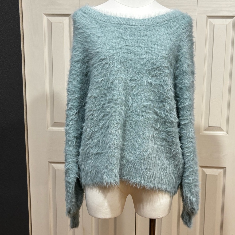 🦋$20🦋 LONDON KAYE EUC “Eyelash” long-sleeved fuzzy Sweater, super soft, boatneck